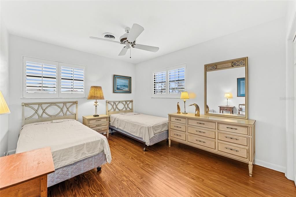 For Sale: $1,900,000 (6 beds, 4 baths, 3550 Square Feet)
