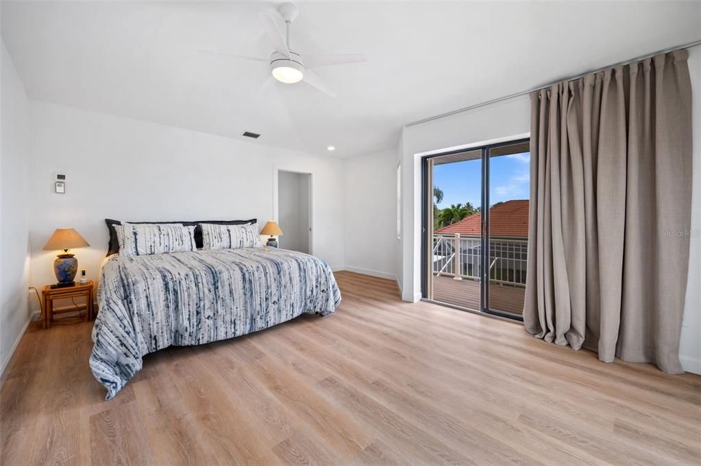 En Venta: $969,000 (3 camas, 3 baños, 2856 Pies cuadrados)