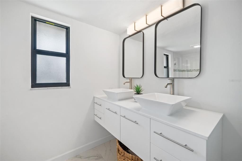 En Venta: $969,000 (3 camas, 3 baños, 2856 Pies cuadrados)