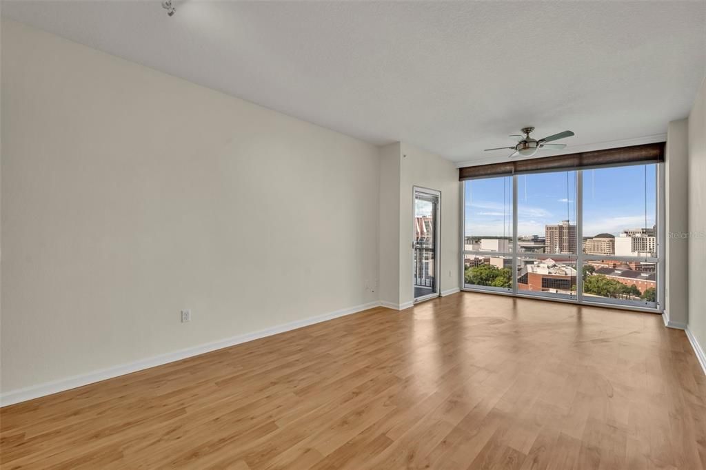 For Sale: $249,900 (1 beds, 1 baths, 771 Square Feet)
