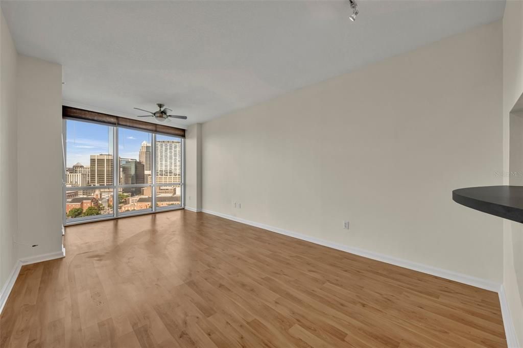 For Sale: $249,900 (1 beds, 1 baths, 771 Square Feet)