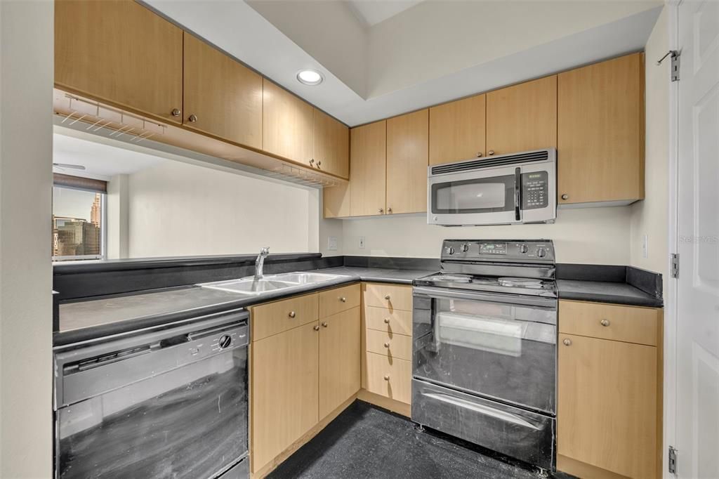 For Sale: $249,900 (1 beds, 1 baths, 771 Square Feet)