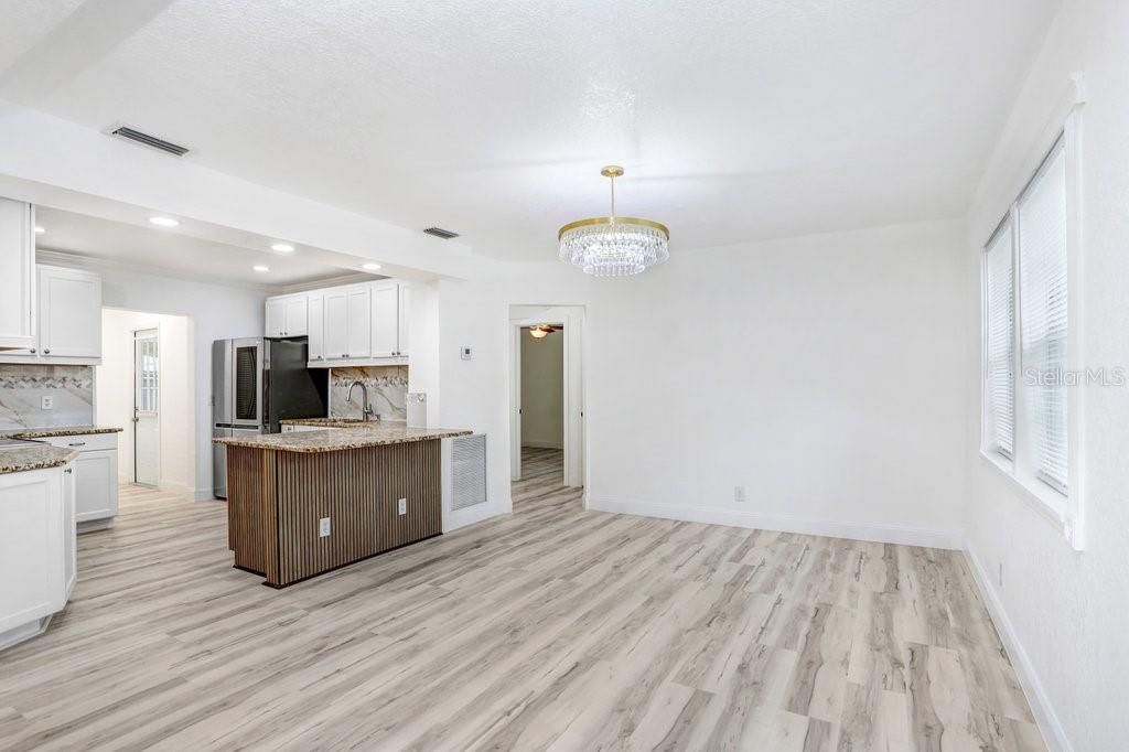 Activo con contrato: $335,000 (3 camas, 2 baños, 1309 Pies cuadrados)