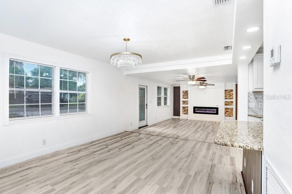 Activo con contrato: $335,000 (3 camas, 2 baños, 1309 Pies cuadrados)