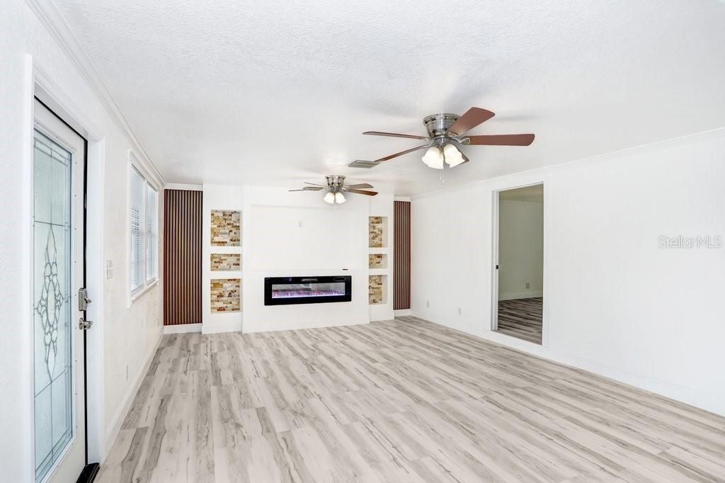 Activo con contrato: $335,000 (3 camas, 2 baños, 1309 Pies cuadrados)