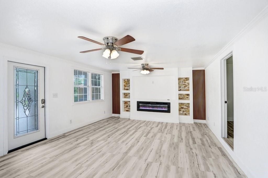 Activo con contrato: $335,000 (3 camas, 2 baños, 1309 Pies cuadrados)