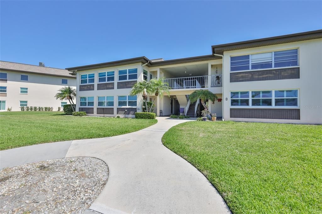 For Sale: $125,000 (1 beds, 1 baths, 728 Square Feet)