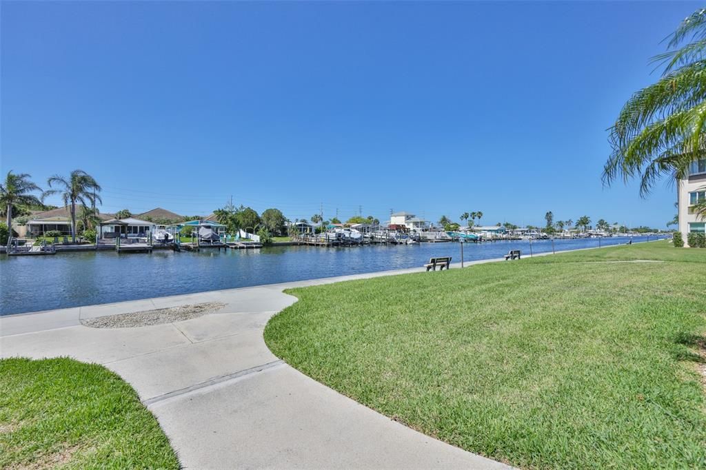 For Sale: $125,000 (1 beds, 1 baths, 728 Square Feet)