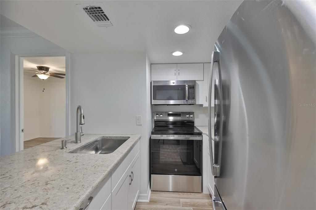 For Sale: $125,000 (1 beds, 1 baths, 728 Square Feet)