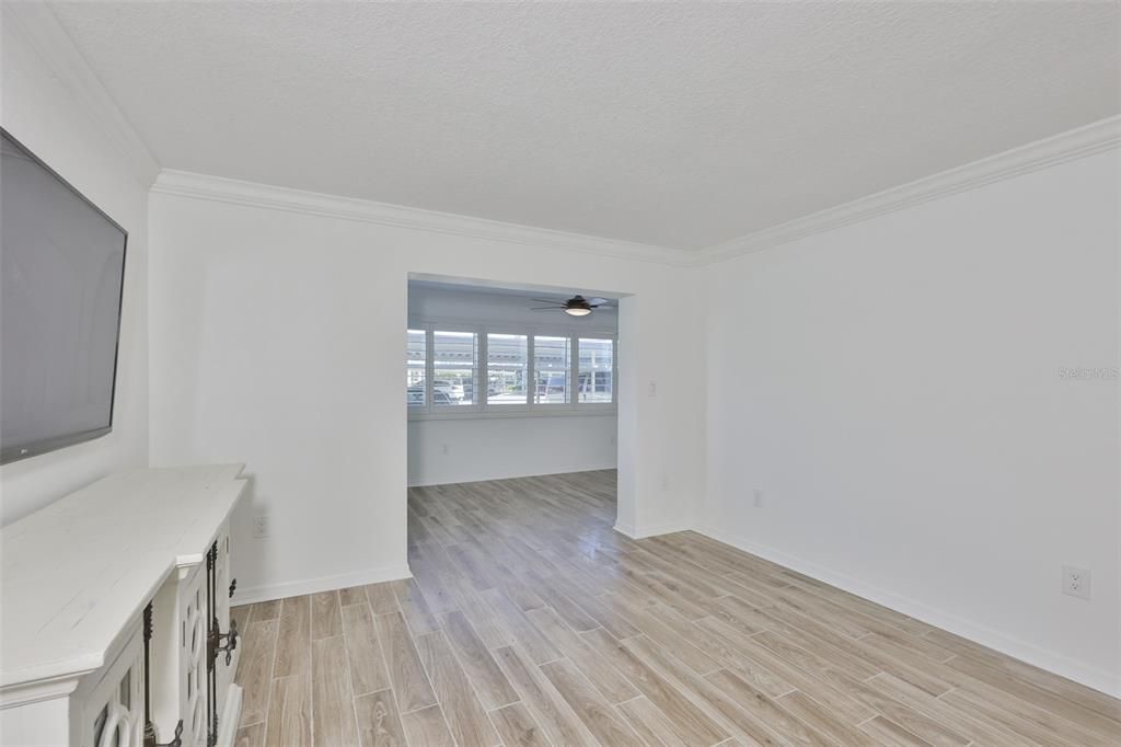 For Sale: $125,000 (1 beds, 1 baths, 728 Square Feet)