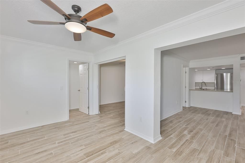For Sale: $125,000 (1 beds, 1 baths, 728 Square Feet)