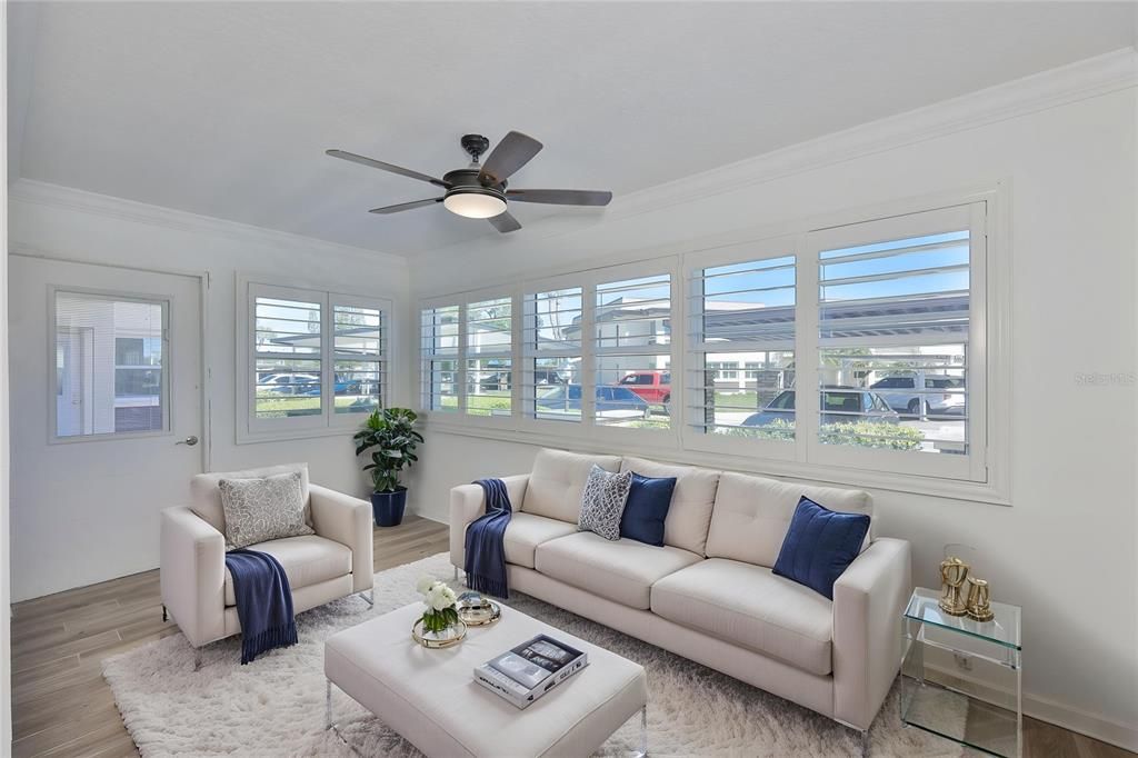 For Sale: $125,000 (1 beds, 1 baths, 728 Square Feet)