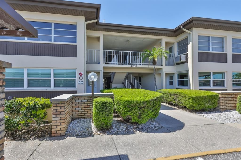 For Sale: $125,000 (1 beds, 1 baths, 728 Square Feet)