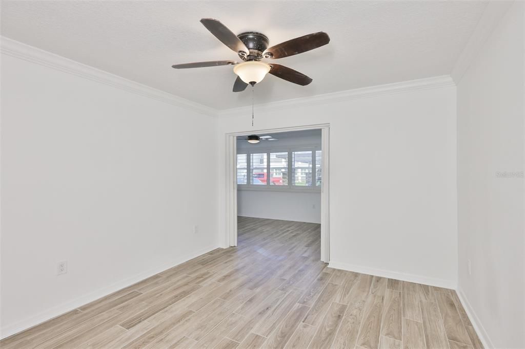 For Sale: $125,000 (1 beds, 1 baths, 728 Square Feet)