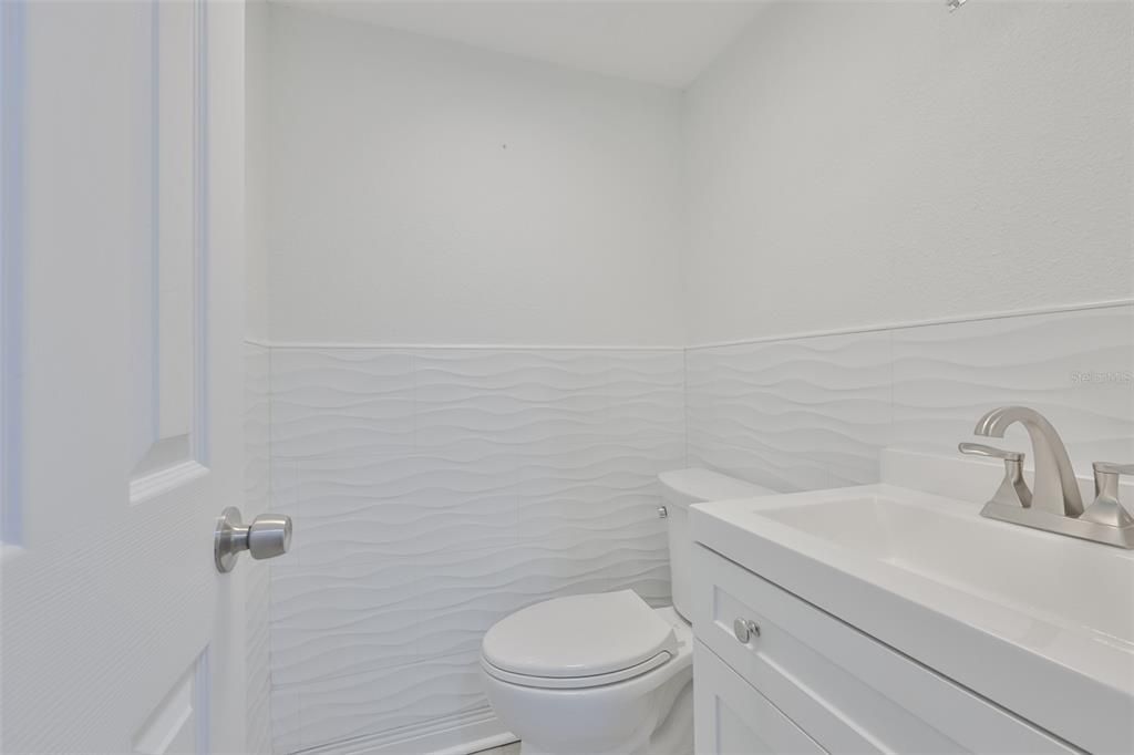 For Sale: $125,000 (1 beds, 1 baths, 728 Square Feet)