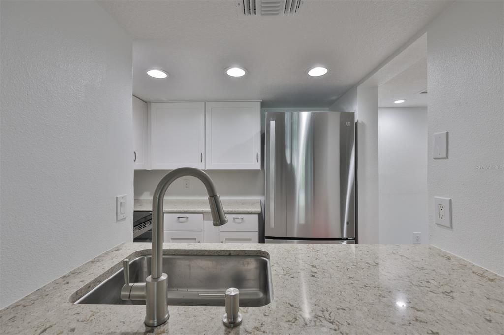 For Sale: $125,000 (1 beds, 1 baths, 728 Square Feet)