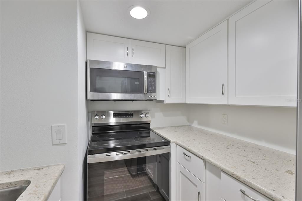 For Sale: $125,000 (1 beds, 1 baths, 728 Square Feet)