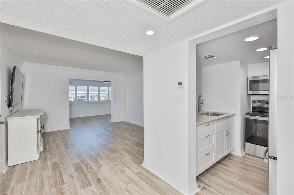 For Sale: $125,000 (1 beds, 1 baths, 728 Square Feet)