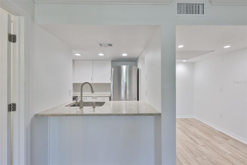 For Sale: $125,000 (1 beds, 1 baths, 728 Square Feet)