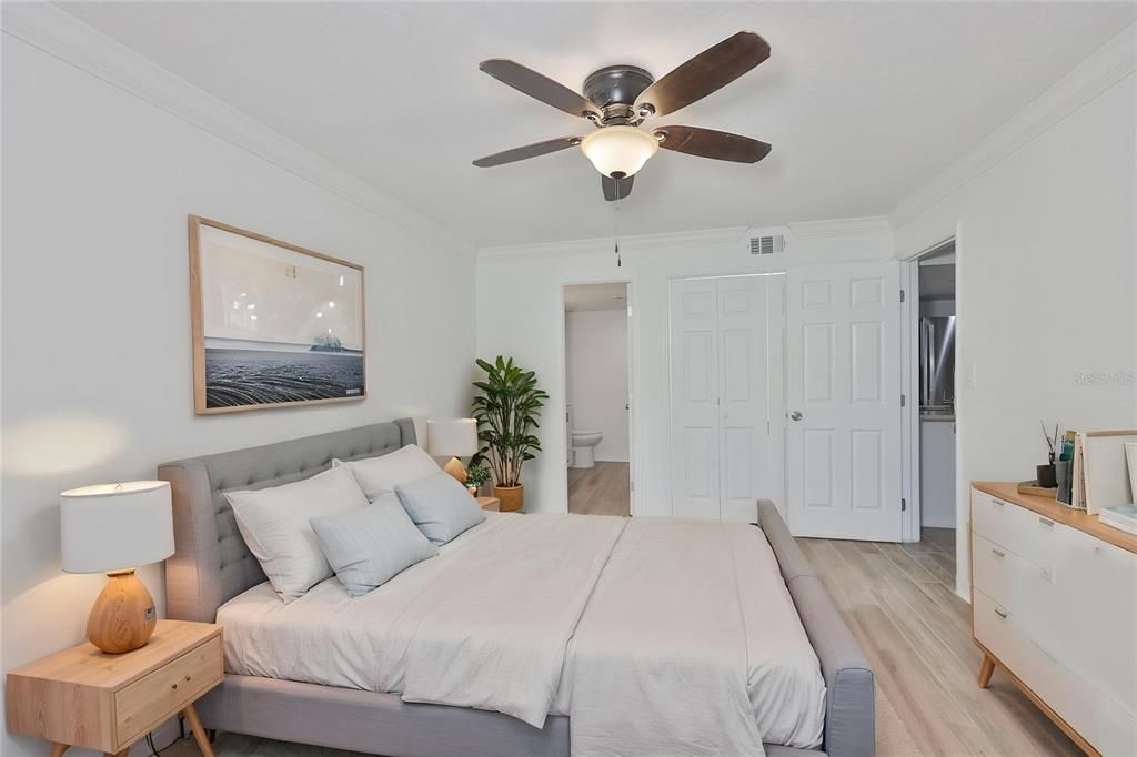 For Sale: $125,000 (1 beds, 1 baths, 728 Square Feet)