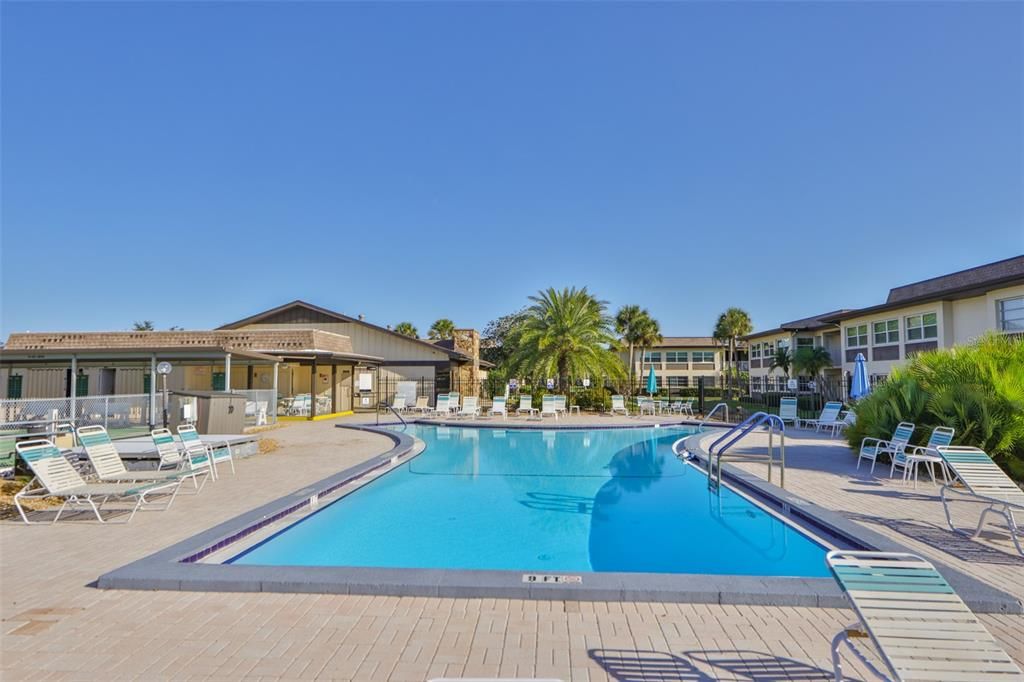 For Sale: $125,000 (1 beds, 1 baths, 728 Square Feet)