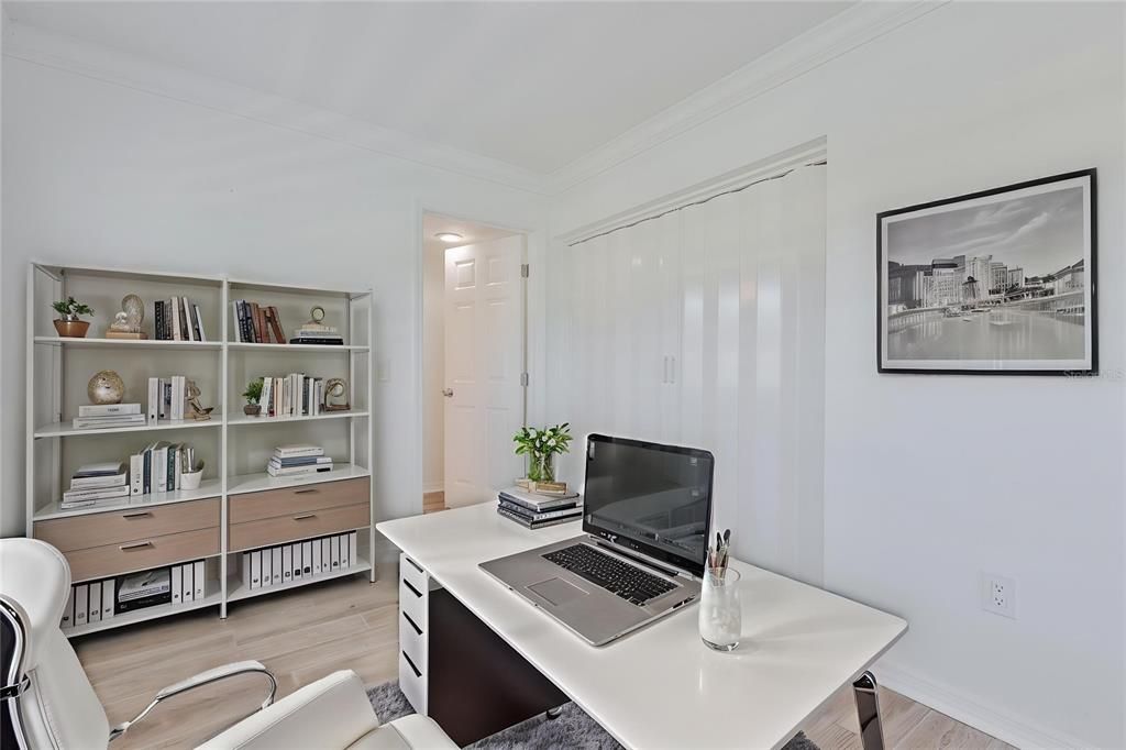For Sale: $125,000 (1 beds, 1 baths, 728 Square Feet)