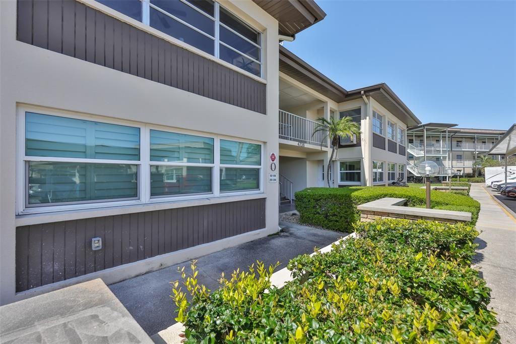 For Sale: $125,000 (1 beds, 1 baths, 728 Square Feet)