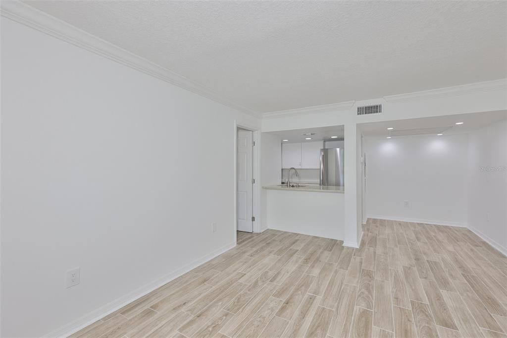 For Sale: $125,000 (1 beds, 1 baths, 728 Square Feet)