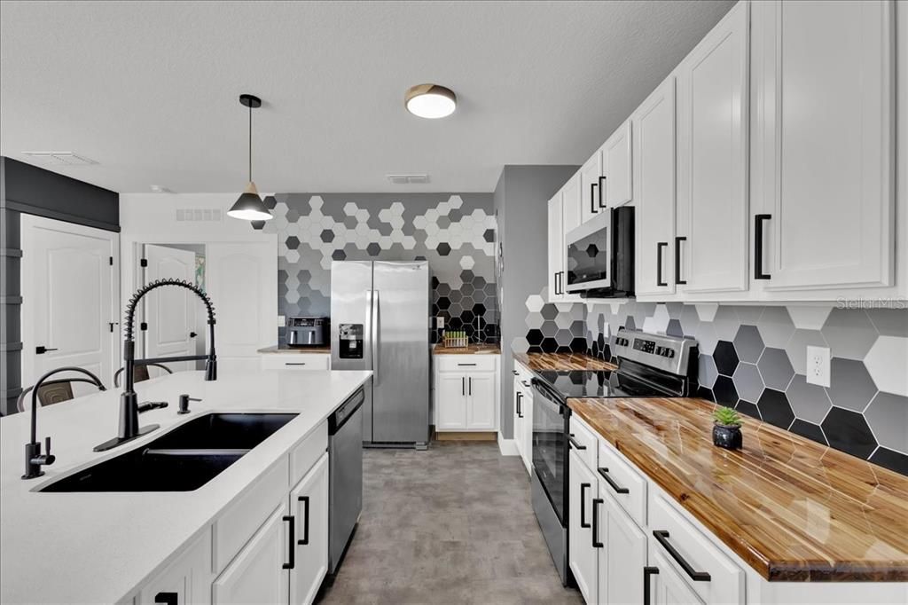 Active With Contract: $2,250 (3 beds, 2 baths, 1620 Square Feet)