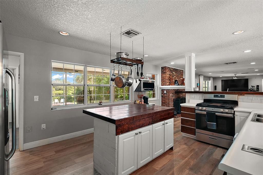 For Sale: $699,900 (4 beds, 3 baths, 2878 Square Feet)