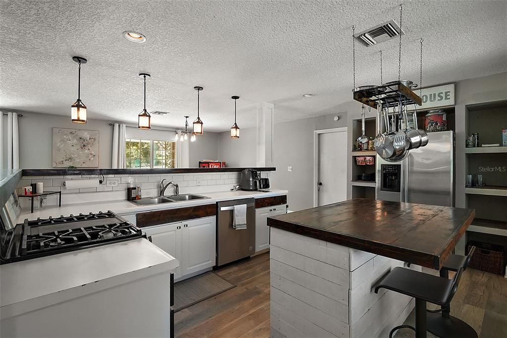 For Sale: $699,900 (4 beds, 3 baths, 2878 Square Feet)