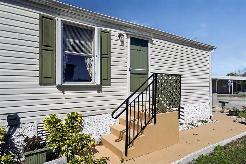 For Sale: $140,000 (2 beds, 2 baths, 896 Square Feet)