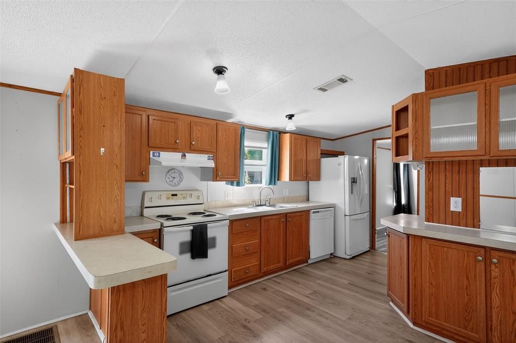 For Sale: $140,000 (2 beds, 2 baths, 896 Square Feet)