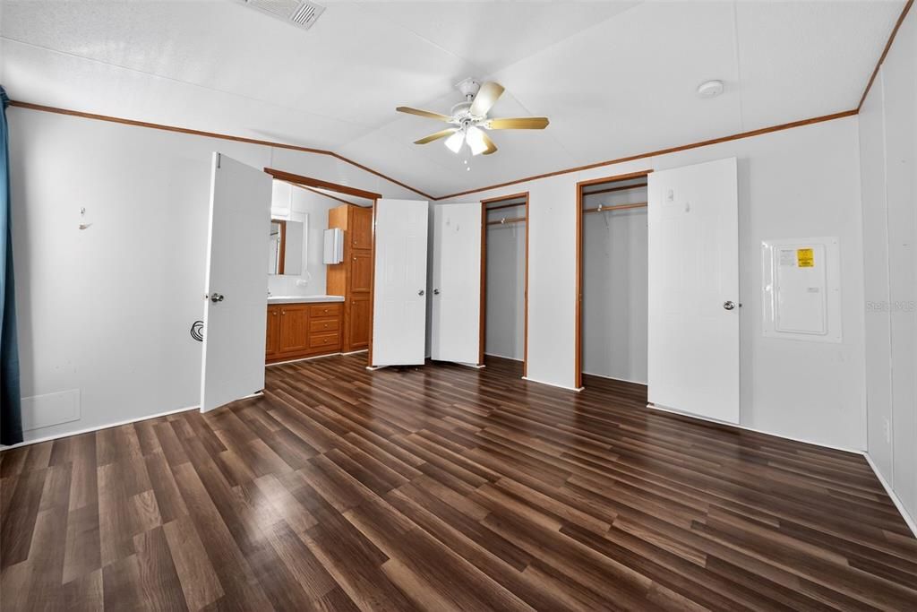 For Sale: $140,000 (2 beds, 2 baths, 896 Square Feet)