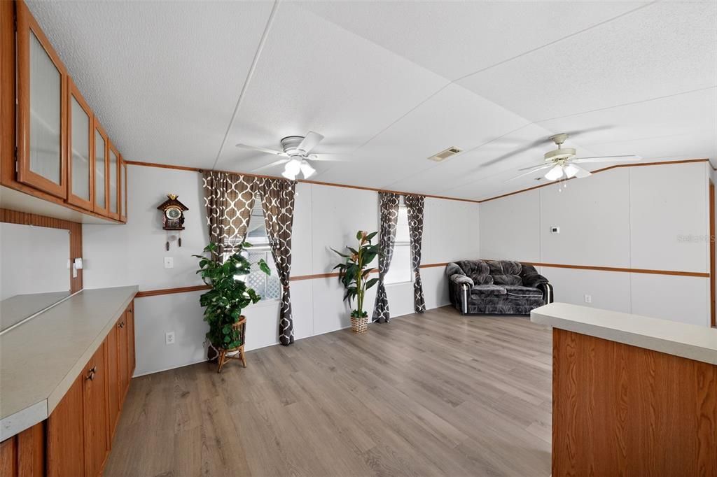 For Sale: $140,000 (2 beds, 2 baths, 896 Square Feet)