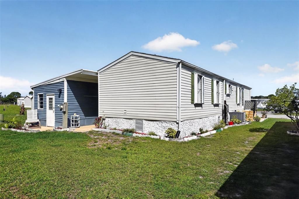For Sale: $140,000 (2 beds, 2 baths, 896 Square Feet)