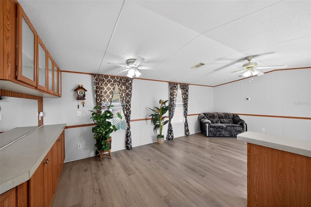 For Sale: $140,000 (2 beds, 2 baths, 896 Square Feet)