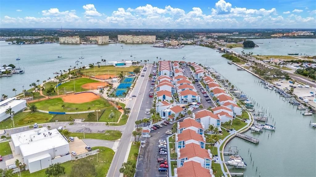 合同活跃: $329,900 (2 贝兹, 1 浴室, 825 平方英尺)