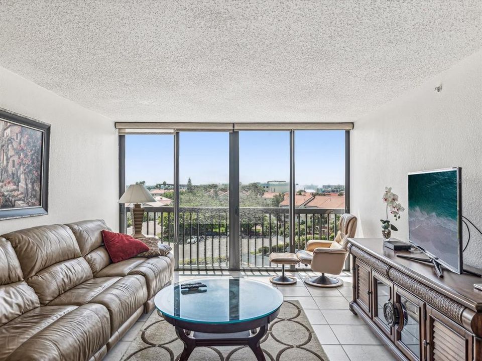 For Rent: $2,500 (2 beds, 2 baths, 1005 Square Feet)