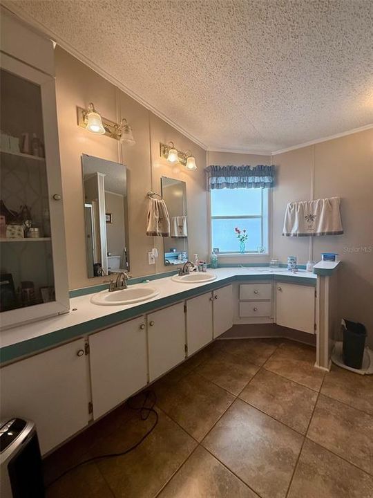 For Sale: $198,000 (2 beds, 2 baths, 1275 Square Feet)