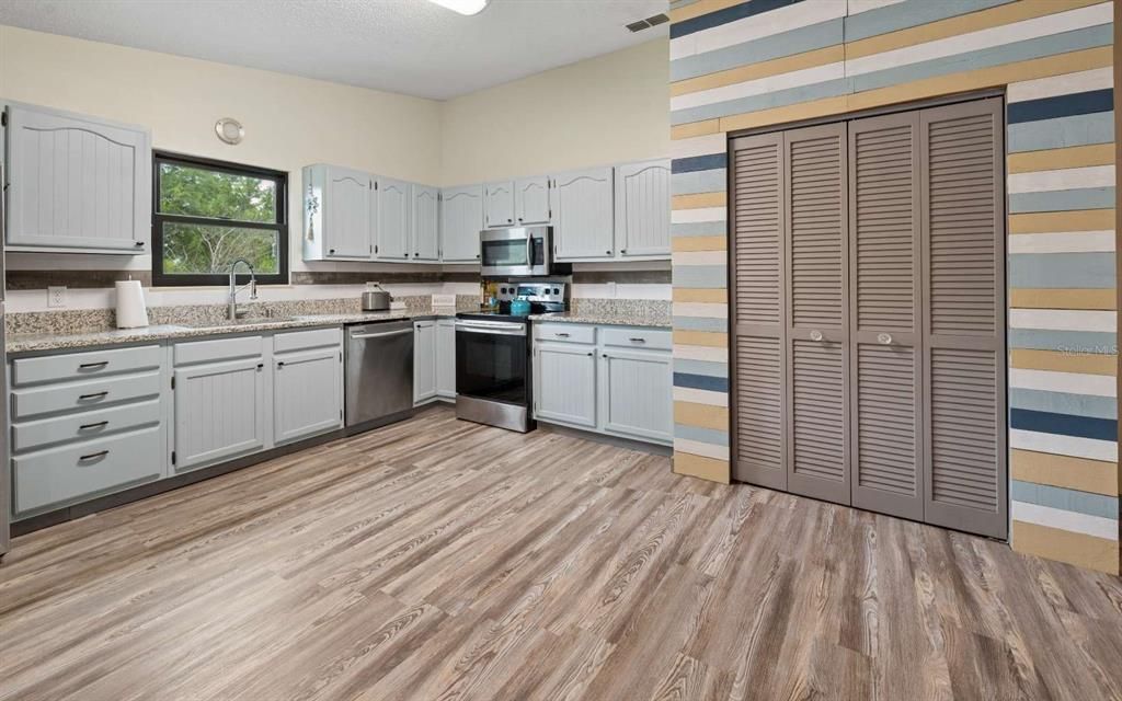 En Venta: $325,000 (3 camas, 3 baños, 2664 Pies cuadrados)