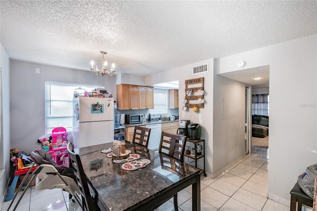 Active With Contract: $1,550 (2 beds, 1 baths, 936 Square Feet)