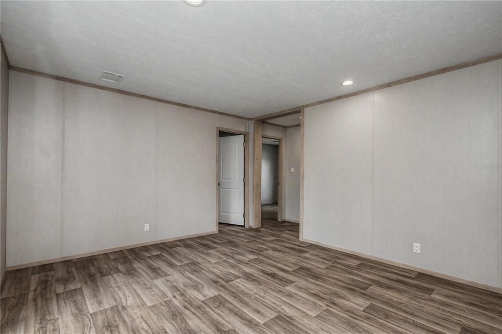 For Sale: $249,400 (4 beds, 2 baths, 1475 Square Feet)