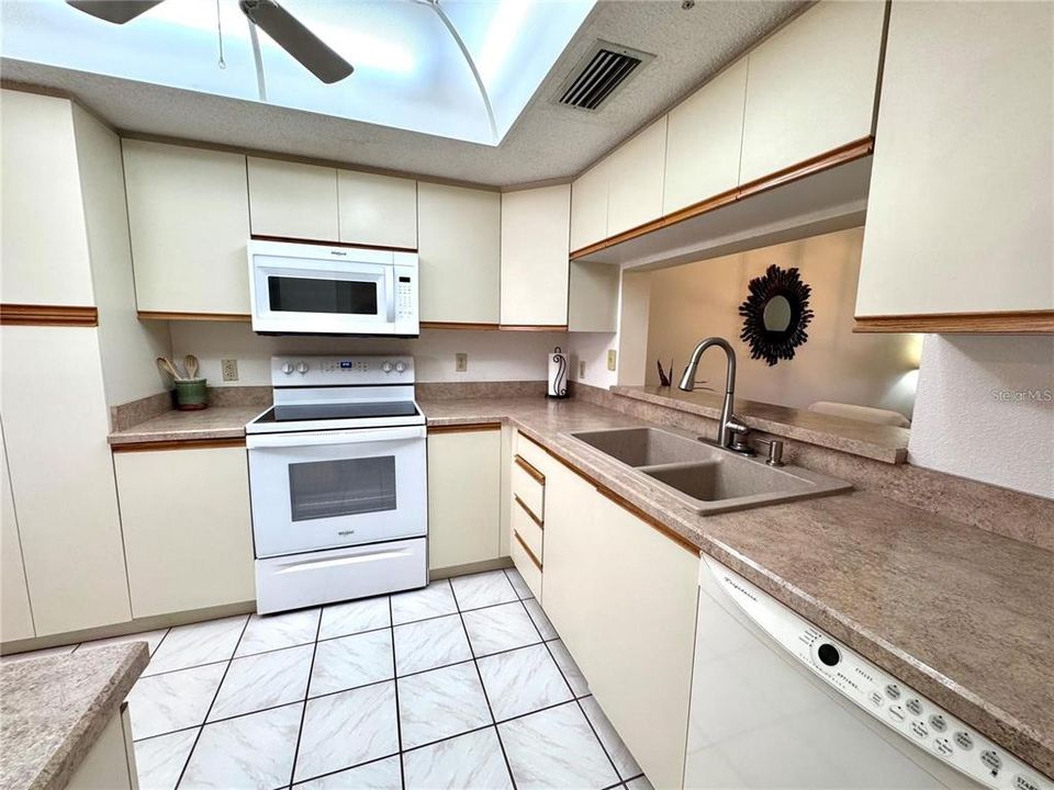 Под контрактом: $1,950 (2 спален, 2 ванн, 1042 Квадратных фут)