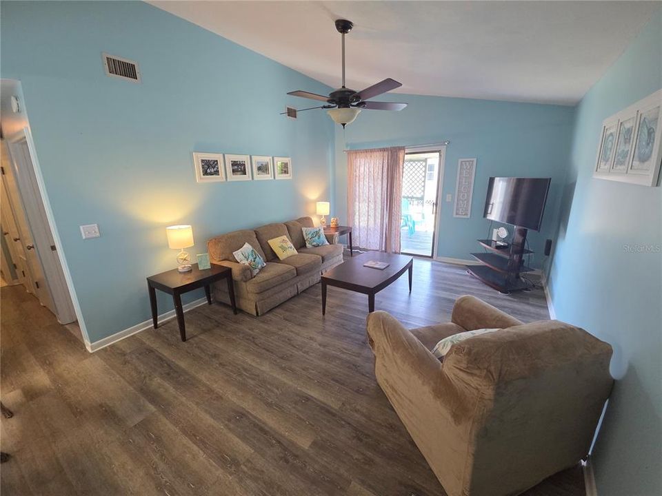 For Sale: $249,900 (2 beds, 2 baths, 863 Square Feet)