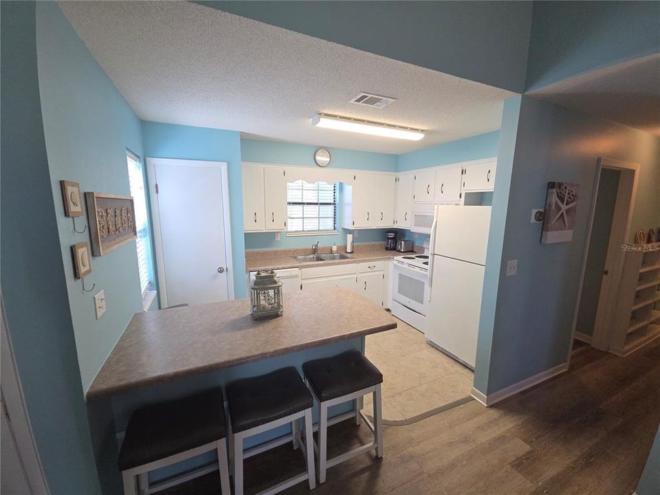 For Sale: $249,900 (2 beds, 2 baths, 863 Square Feet)