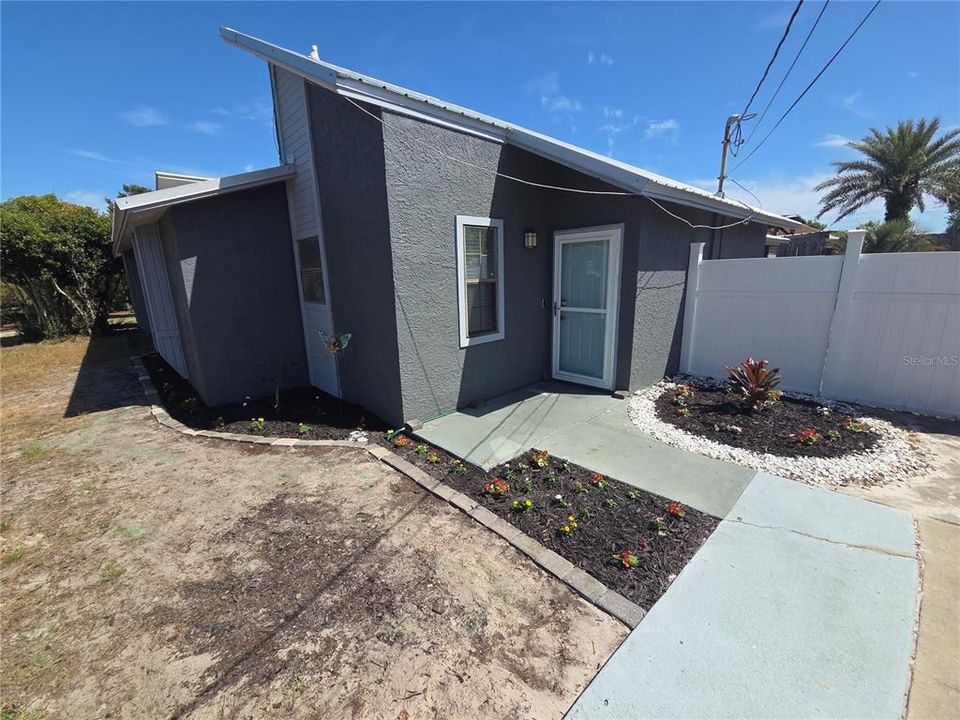 For Sale: $249,900 (2 beds, 2 baths, 863 Square Feet)