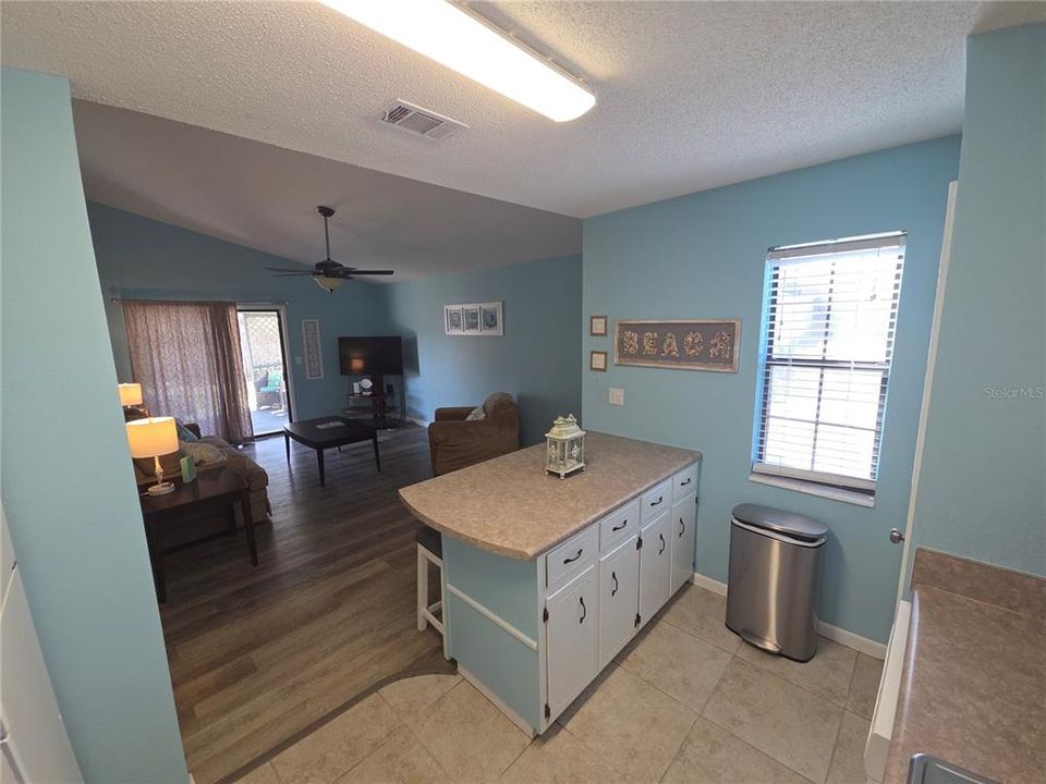 For Sale: $249,900 (2 beds, 2 baths, 863 Square Feet)