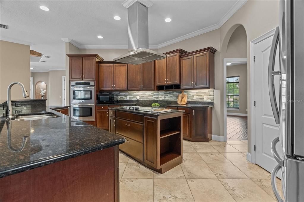 En Venta: $1,150,000 (6 camas, 5 baños, 4635 Pies cuadrados)