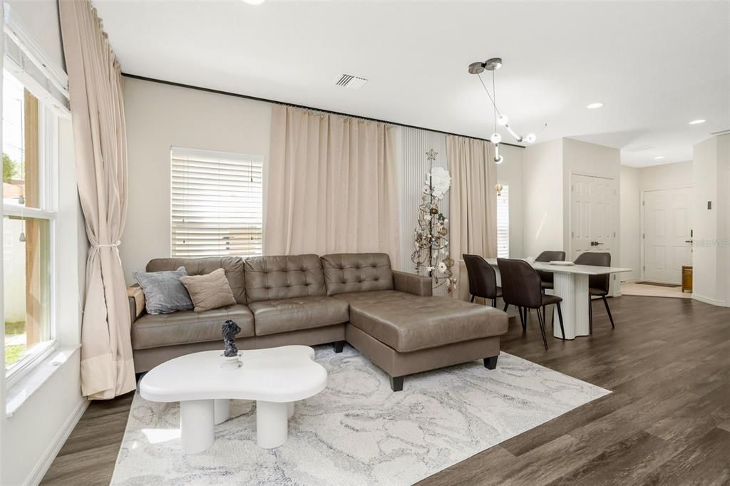 For Sale: $425,000 (3 beds, 2 baths, 1602 Square Feet)